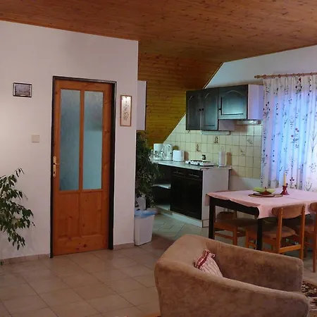 Affittacamere Rodinny S Restauraci - Hospudka Na Navsi